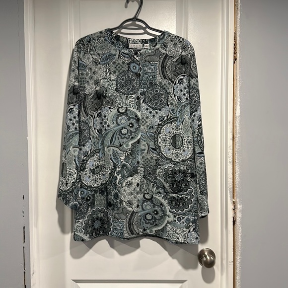 NWT-Joan Rivers, Classics Collection, Print Textured Blouse, Long Sleeves - Picture 3 of 11